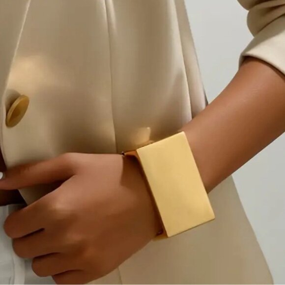 ✨ Stunning Gold Bangle Bracelet unique elegant ✨with Gift 🎁 - Picture 3 of 5